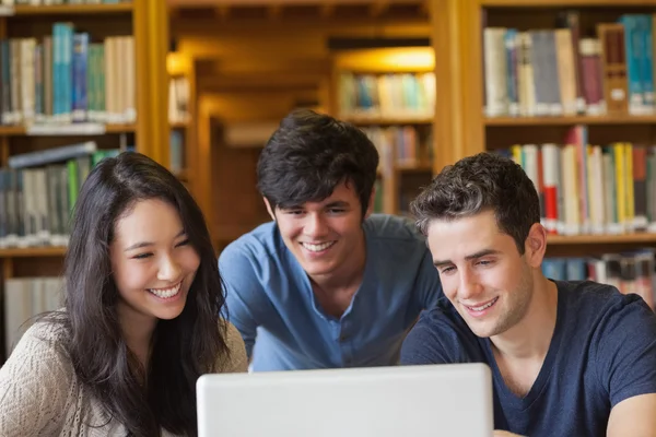 Estudantes sentados olhando para um laptop — Fotografia de Stock