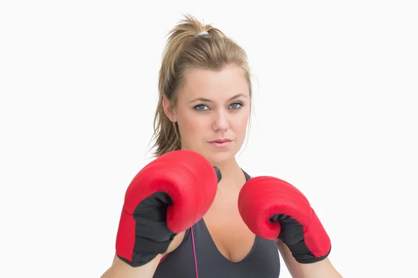 Vrouw dragen van bokshandschoenen — Stockfoto