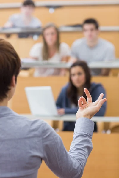 Učitel mluví se studenty — Stock fotografie