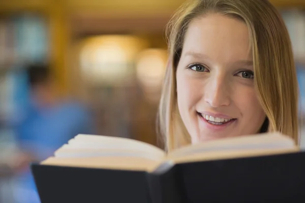 Een vrouw die een boek leest — Stockfoto