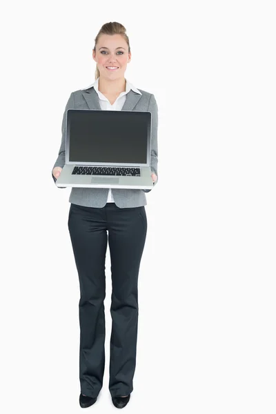 Zakenvrouw presenteren een laptop — Stockfoto