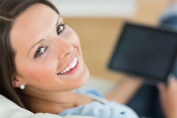 Glad kvinna med hennes laptop — Stockfoto