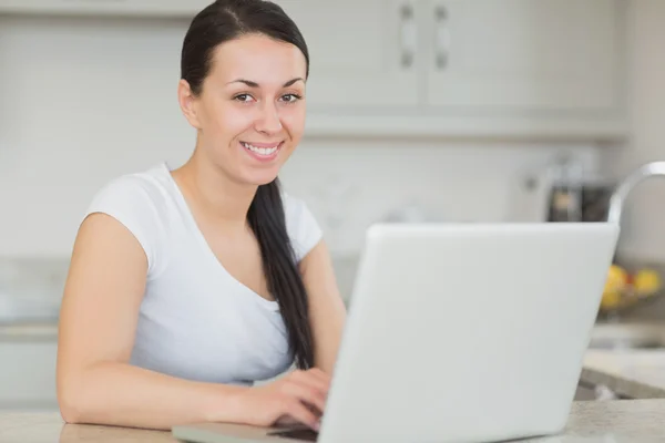 Woman using the laptop — Stock Photo, Image