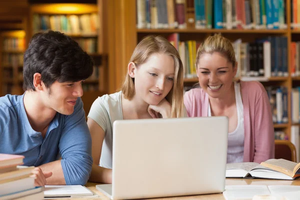 学生のラップトップで図書館で座っています。 — ストック写真