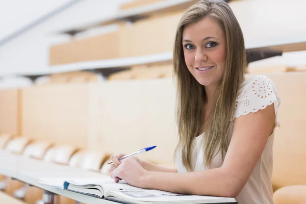 Ragazza seduta mentre sorride in aula — Foto Stock