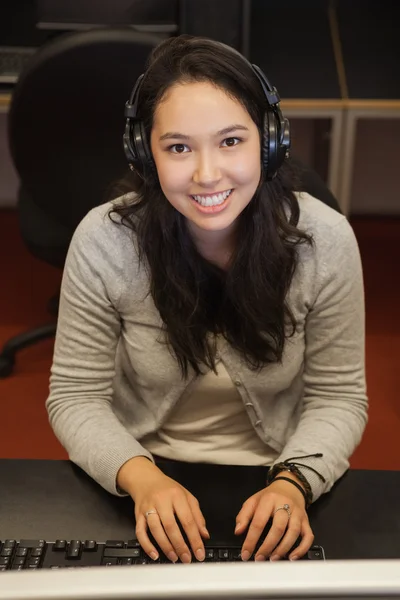 Girl sitting at the computer — Stock Photo, Image