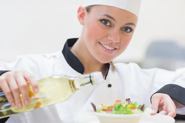 Smiling chef preparing a salad — Stock Photo, Image