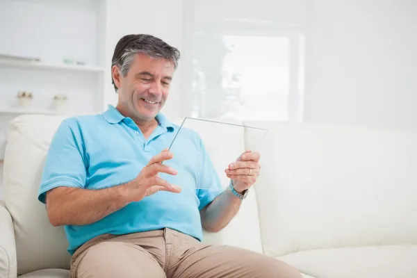 Sorrindo homem segurando um painel claro — Fotografia de Stock