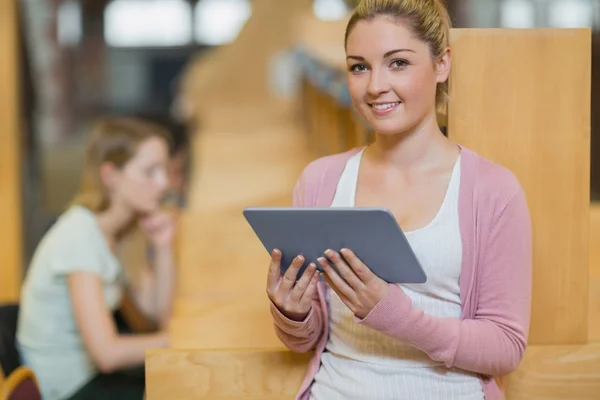 Žena, která stála v knihovně s tablet pc — Stock fotografie