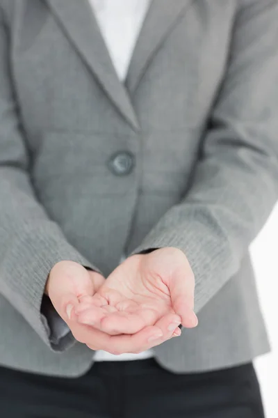 Frau hält ihre Hände — Stockfoto