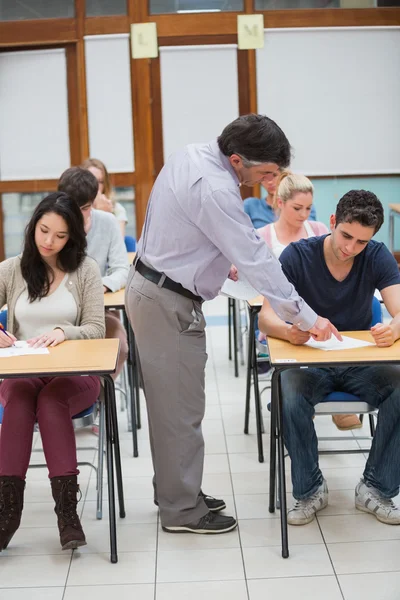 Föreläsare att hjälpa studenten — Stockfoto