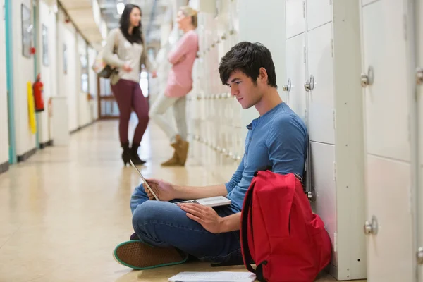 Estudante concentrado sentado no chão — Fotografia de Stock