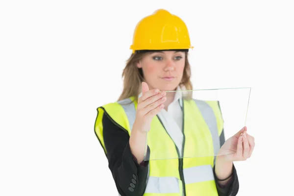 Female architect holding a pane — Stock Photo, Image