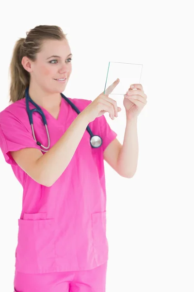 Médico alegre tocando pane — Fotografia de Stock