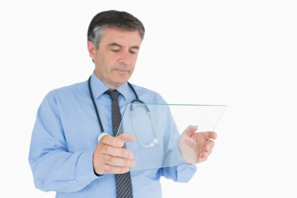 Medico che studia vetro trasparente — Foto Stock
