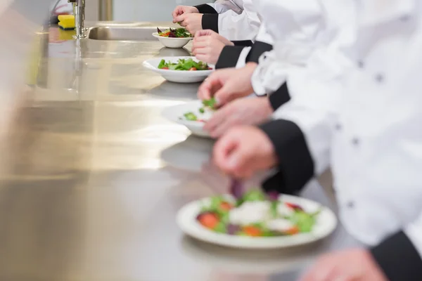 Şef'in hazırlanması Salatalar — Stok fotoğraf