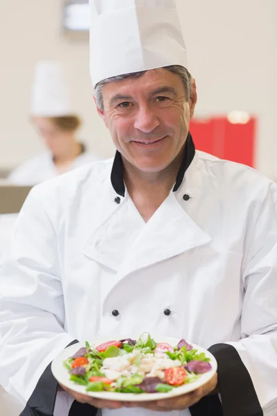 Lächelnder Koch zeigt seinen Salat — Stockfoto