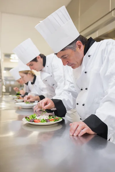 Chef concentrado a preparar as saladas — Fotografia de Stock