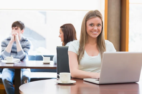 Flicka sitter på college coffee shop med laptop — Stockfoto