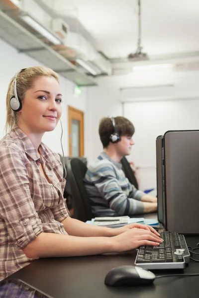 Femme travaillant en classe d'informatique — Photo