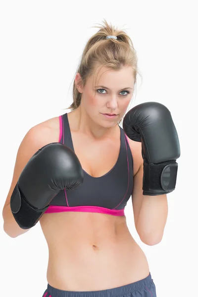 Mulher está pronta para o boxe — Fotografia de Stock