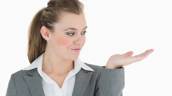 Businesswoman holding out her hand and smiling — Stock Photo, Image