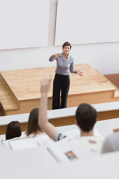 Estudiante está haciendo pregunta — Foto de Stock