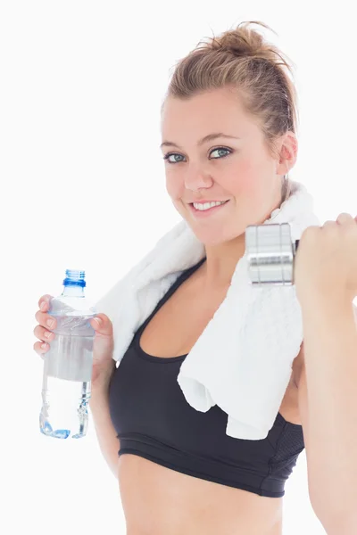 Donna che tiene pesi e una bottiglia d'acqua — Foto Stock