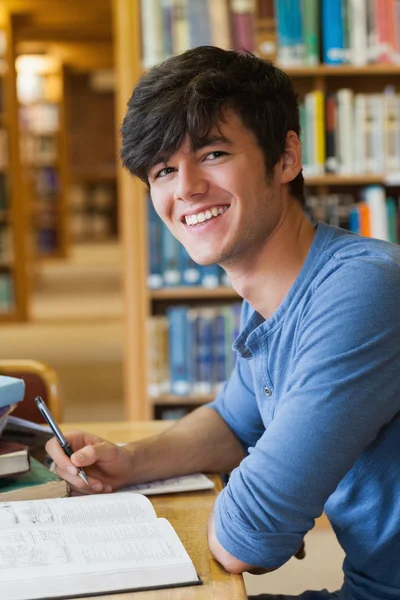 Student sitter på biblioteket — Stockfoto