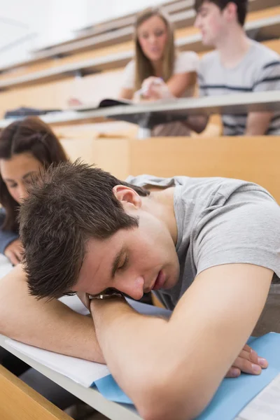 Студент спит в лекционном зале — стоковое фото