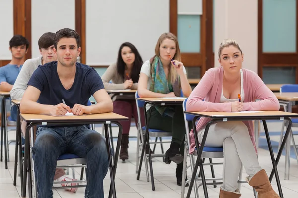 Les étudiants assis dans la salle de classe à écouter — Photo