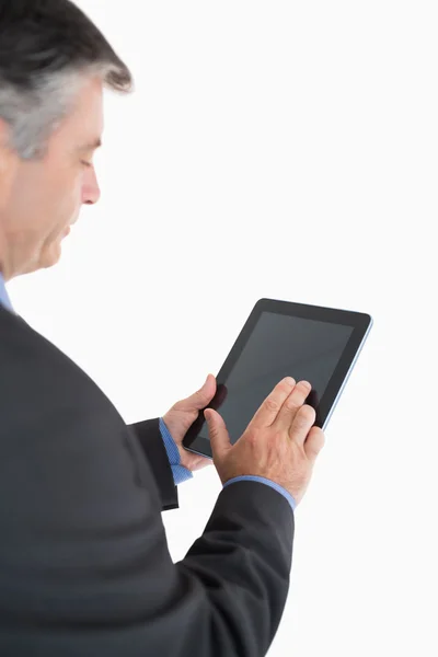 Geschäftsmann mit Tablet-PC — Stockfoto