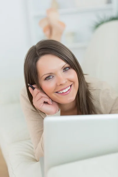 Lächelnde Frau mit ihrem Laptop — Stockfoto