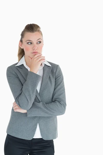 Imprenditrice che distoglie lo sguardo nel pensiero — Foto Stock