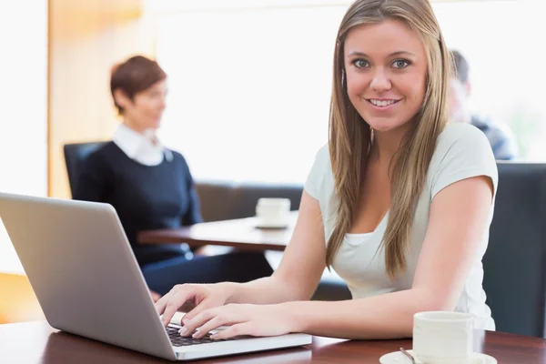 Studentin sitzt mit Laptop im Café — Stockfoto