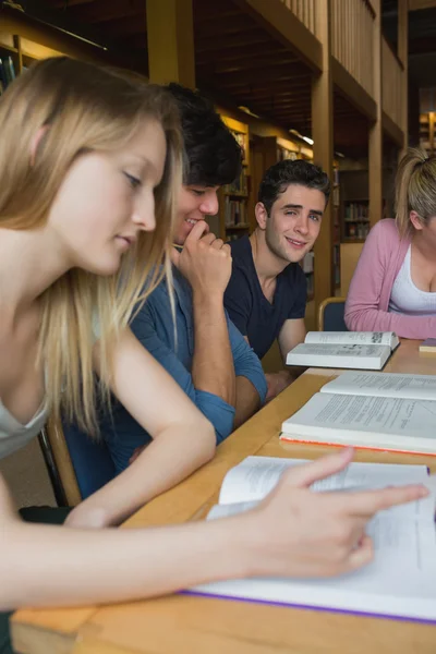 Estudantes na biblioteca em um grupo de estudo — Fotografia de Stock
