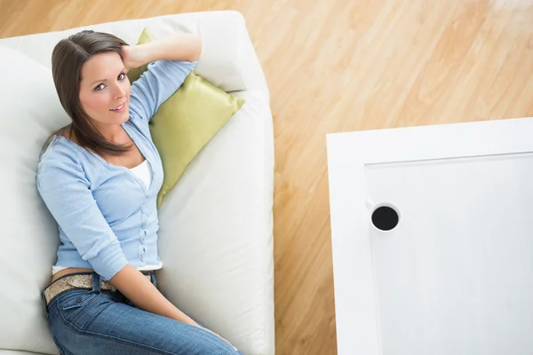 Bruenette vrouw liggend op de Bank — Stockfoto