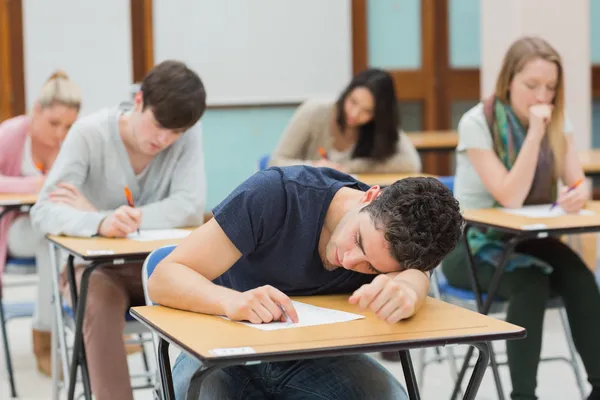 Man slapen in examen hal — Stockfoto