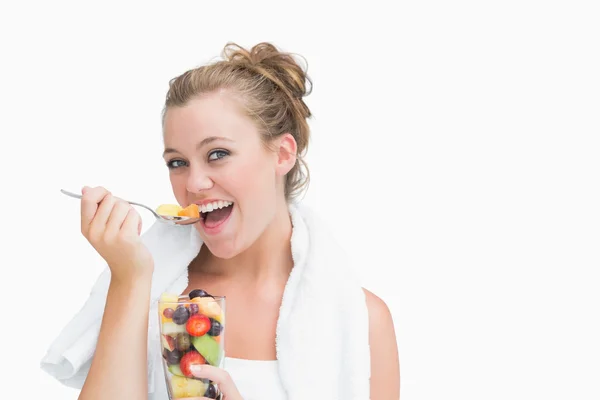 Mujer comiendo fruta y sonriendo —  Fotos de Stock