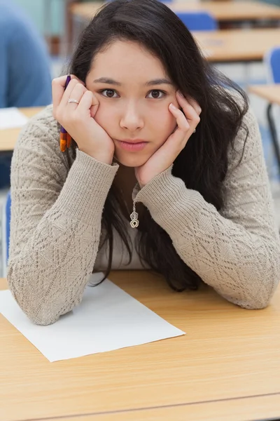 Nő fejét kezével osztályteremben — Stock Fotó