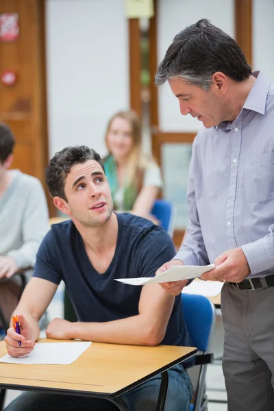 Leraar in gesprek met de student — Stockfoto