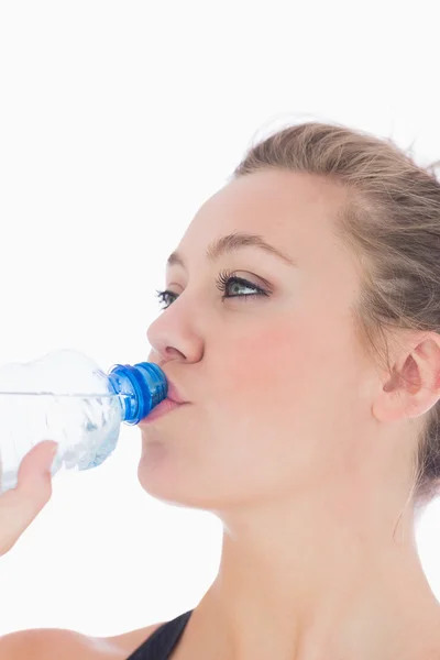 Žena pije balenou vodu — Stock fotografie
