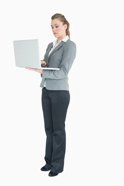 Zakenvrouw te typen op de laptop — Stockfoto