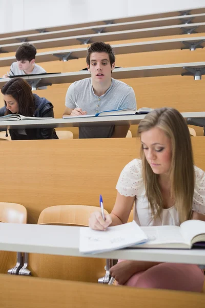 Student tittar på en annans arbete i föreläsningssalen — Stockfoto