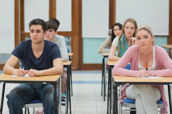 Estudantes olhando para cima na sala de exame — Fotografia de Stock