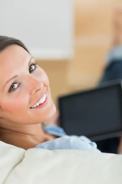 Lachende vrouw met behulp van haar laptop — Stockfoto