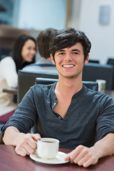 Homme assis à table buvant du café — Photo