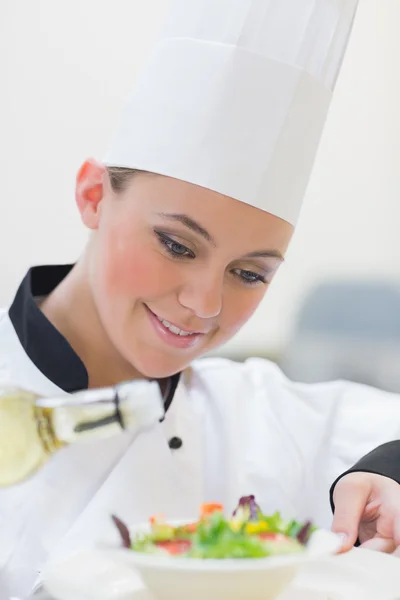 Chef preparando uma salada — Fotografia de Stock