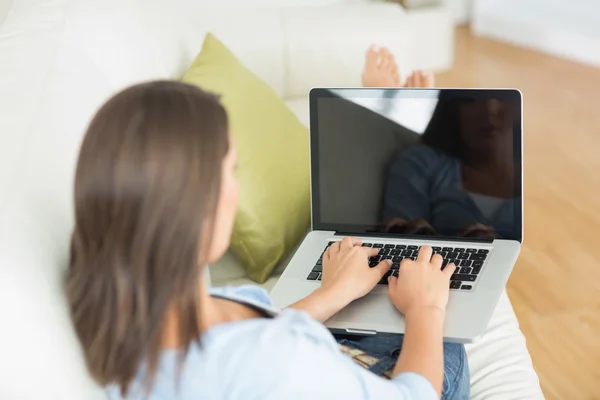 Πίσω όψη γυναίκας χρησιμοποιώντας φορητό υπολογιστή — Φωτογραφία Αρχείου