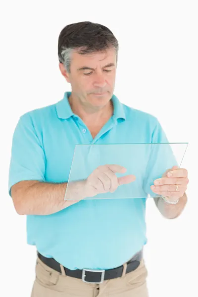Hombre apuntando en diapositiva de vidrio — Foto de Stock